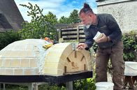 Handwerkskunst! – Daniel Reisinger mauert das Eingangsportal des Pizzaofens. Zum Mauern benutzt der Ofenbauer feuerfesten Mörtel.
