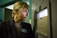 Scott & Bailey – Janet Scott (Lesley Sharp) sorgt sich um ihre Tochter Taise. Das junge Mädchen wurde festgenommen und nun ist unklar, wie es mit ihr weitergeht.
