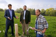 Die Rosenheim-Cops – Alfons Asam (Moritz Katzmair, r.) versucht die Cops Hansen (Igor Jeftic, l.) und Stadler (Dieter Fischer, m.) zu überzeugen, dass er nichts mit dem Mord an seinem Bruder zu tun hat.