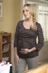 Desperate Housewives – Während Lynette ihre erste sexuelle Erfahrung seit der Trennung von Tom hat, muss Susan feststellen, dass ihre Tochter Julie (Andrea Bowen) im sechsten Monat schwanger ist ...