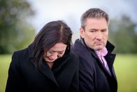 Sturm der Liebe – Sophia (Krista Birkner, l., mit Dieter Bach, r.) erkennt, dass sie ihr Verhältnis zu Henry unwiederbringlich zerstört hat.