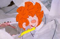Meister Eder und sein Pumuckl – Der Pumuckl geht in die Schule. Als er in einen Papierkorb hüpft, bleibt er an einem Kaugummi kleben und wird sichtbar. Weiteres Bildmaterial finden Sie unter www.br-foto.de.