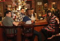 New Girl – v.l.n.r.) Schmidt (Max Greenfield), Nick (Jake Johnson), Cece (Hannah Simone) und Jess (Zooey Deschanel) geschockt. Doch noch geschockter sind sie, als sie erfahren, dass Winstons (Lamorne Morris, M.) neue Freundin ständig und jedem Streiche spielt ...