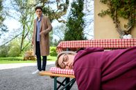Sturm der Liebe – Josie (Lena Conzendorf, vorne) schläft erschöpft im Park ein und Leon (Carl Bruchhäuser, hinten) findet sie.
