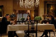 Gilmore Girls – v.l.n.r.) Richard (Edward Herrmann, l.), Rory (Alexis Bledel, M.) und Emily (Kelly Bishop, r.) herrscht dicke Luft. Wird die Situation eskalieren?