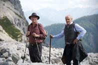 Die Bergretter – Franz Marthaler (Heinz Marecek, l.) und Peter Herbrechter (Michael König, r.) machen sich auf den Weg zu dem alten Flugzeugwrack. in Verbindung mit der Sendung bei Nennung ZDF/Thomas R. Schumann