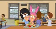 Bob's Burgers – Als Boo Boo die Boyz 4 Now verlassen will, nimmt Louise (r.) an einem Wettbewerb teil, der es Tina (l.) ermöglichen könnte, den Sänger persönlich zu treffen ...