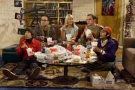 The Big Bang Theory – v.r.), Rajesh (Kunal Nayyar, r.) und Howard (Simon Helberg, l.) wird völlig auf den Kopf gestellt, als die junge, hübsche Penny (Kaley Cuoco, M.) in ihr Dasein tritt ...