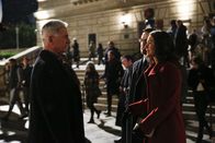 Navy CIS – Muss der Tochter des Ermordeten eine grauenvolle Botschaft übermitteln: Gibbs (Mark Harmon, l.) ...