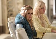 Scream Queens – Chanel #3 (Billie Lourd, l.) und Chanel #5 (Abigail Breslin, r.) versuchen verzweifelt, Zayday als Mörderin zu überführen, während Grace glaubt, dass ihre Mutter damals in der Badewanne gestorben ist ...