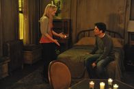 How I Met Your Mother – Während Barney und Marshall aneinandergeraten, plant Ted (Josh Radnor, r.) ein romantisches Wochenende mit Zoey (Jennifer Morrison, l.) - doch diese hat ganz andere Pläne ...