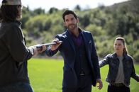 Lucifer – Lucifer Morningstar (Tom Ellis, m.), Chloe Decker (Lauren German, r.)