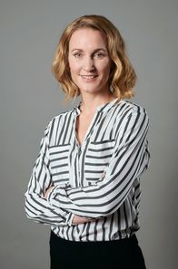 Die Heiland - Wir sind Anwalt – ARD DIE HEILAND - WIR SIND ANWALT, III. Staffel mit 13 neuen Folgen ab (02.11.21), immer dienstags um 20.15 Uhr im Ersten. Die blinde Anwältin Romy Heiland (Christina Athenstädt).