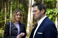 Sturm der Liebe – Jessica (Isabell Ege, l.) erinnert Christoph (Dieter Bach, r.) daran, dass seine Rachegelüste ihn nur weiter von Alicia entfernen.