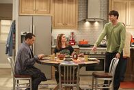 Two and a Half Men – Als Walden (Ashton Kutcher, r.) und Alan (Jon Cryer, l.) Schwulenwitze reißen, macht Jenny (Amber Tamblyn, M.) sie darauf aufmerksam, dass die beim Jugendamt keine Chance zur Adoption eines Kindes haben, wenn ihre Gefühle für einander nicht glaubhaft rüberkommen. Daraufhin üben sie, wie ein verliebtes homosexuelles Paar aufzutreten ...