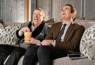 Modern Family – Nathan Lane (Pepper Saltzman), Ty Burrell (Phil Dunphy).