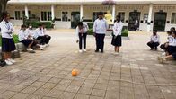 mitenand – mitenand Kambodscha – Spielerischer Input fürs Berufsleben Ein Mix aus Biologie- und Businessunterricht: Nahe der Hauptstadt Phnom Penh unterstützt die Swiss Academy for Development junge Schülerinnen und Schüler auf spielerische Weise, sich später im Berufsleben besser zurechtzufinden. Copyright: SRF