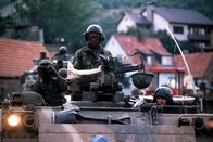 Inside NATO – US-Panzer bei einem Manöver Anfang der 80er-Jahre in Westdeutschland. Die Amerikaner werden als Schutzmacht gegen den vermeintlich aggressiven Ostblock gebraucht.