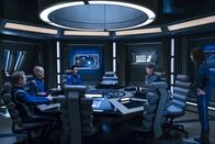 Star Trek: Discovery – (L-R): Paul Stamets (Anthony Rapp), Saru (Doug Jones), Michael Burnham (Sonequa Martin-Green), Sarek (James Frain) und Admiral Cornwell (Jayne Brook)