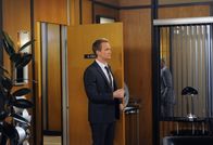 How I Met Your Mother – Barney (Neil Patrick Harris) hat ein bisschen zu viel Alkohol getrunken, was Ted und Robin gleich zu ihren Gunsten ausnutzen und ihn nach seinen Geheimnissen ausfragen ...