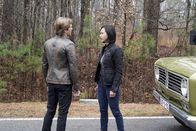 MacGyver – MacGyver (Lucas Till, l.); Desi (Levy Tran, r.)