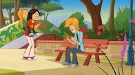 Power Sisters – Max interessiert sich nur noch für seine Spielkonsole.