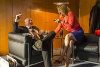 Danni Lowinski – Der Generalstaatsanwalt Röpke (Dietrich Hollinderbäumer, l.) erfährt, dass August bei der Schlichtung eines Streites zwischen Biggi und Danni (Annette Frier, r.) einen Treffer abbekommen hat - und zwar von Danni. Während der Anhörung rutscht der aufgebrachten Danni ein Vergleich Röpkes mit einem Nazirichter raus. Doch wird sie das wieder gutmachen können?