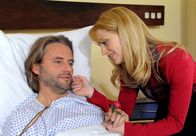 Sturm der Liebe – ARD STURM DER LIEBE FOLGE 1232 Uhr im ERSTEN. Eine Zentnerlast fällt von Rosalie (Natalie Alison, r.) ab, als Michael (Erich Altenkopf, l.) aus dem Koma erwacht.