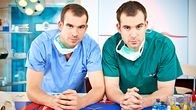 Operation Autsch! – (v.li.): Chris van Tulleken (Dr. Chris), Xand van Tulleken (Dr. Xand).