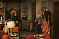 How I Met Your Mother – Ted (Josh Radnor, l.) ist überfordert mit dem Angebot ,das Trudy (Danica McKellar, r.) und Rachel (Busy Philipps , M.) ihm machen ...