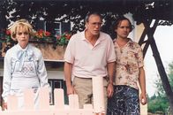 Leo – Von links: Gisela Sobotta (Gisela Schneeberger), Martin Dargatz (August Zirner) und Benno Dargatz (Thomas Schmauser).