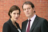 Lewis - Der Oxford Krimi – Inspektor Robert Lewis (Kevin Whately) trifft in diesem Fall auf seine Jugendliebe Diane Turnbull (Gina McKee). Leider kann er nicht ausschließen, dass Diane etwas mit dem Mord an ihrem Gatten zu tun hat.