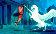Hercules – Disney präsentiert:: "Hercules", Hades, Gott der Unterwelt, will den Olymp beherrschen. Nur Hercules, der Sohn von Zeus und Hera, kann ihn einer Weissagung nach davon abhalten. Daher schickt er seine finsteren Gehilfen Pech und Schwefel zum Olymp, um den Widersacher zu vergiften. Hercules verliert seine Unsterblichkeit und weilt fortan unter den Menschen. Als junger Mann erfährt er seine Bestimmung. Nur durch Heldentaten kann er seine übermenschlichen Kräfte wiedererlangen. Hades schickt ihm eine Prüfung nach der anderen.