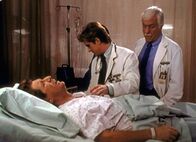 Diagnose: Mord – Mark (Dick Van Dyke, r.) und Jessie (Charlie Schlatter, M.) versuchen, dem "sterbenden" Garth Zand ein Geständnis zu entlocken ...
