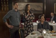 Brooklyn Nine-Nine – (v.l.n.r.) Jake Peralta (Andy Samberg); Amy Santiago (Melissa Fumero); Camila Santiago (Bertila Damas)