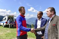 Watzmann ermittelt – Der Bergwachtler (Florian Kiml, 2.v.l.) begrüßt Benedikt Beissl (Andreas Giebel, r.) und Jerry Paulsen (Peter Marton, 2.v.r.). Im Hintergrund wartet der Wanderer (Alexander Vitzthum, l.), der beobachtet hat, wie jemand den alten Mann in die Schlucht stürzen wollte.