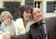 Meine große Liebe – Noch herrscht zwischen Vera Klunert (Thekla Carola Wied, Mitte), ihrem Mann Andreas (Michael Mendl) und ihrer Mutter Heidelinde (Gisela Trowe) eitel Sonnenschein. Weiteres Bildmaterial finden Sie unter www.br-foto.de.