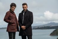 Auckland Detectives - Tödliche Bucht – Detective Senior Sergeant Jessica Savage (Kate Elliott) und ihr Kollege Detective Sergeant Justin Harding (Ido Drent) raufen sich in dieser Staffel wieder mal zusammen, um spannende Fälle zu lösen.