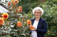 Garten und lecker – Für das Finale geht es nach Much ins Bergische Land. Auf Hof Tüschenbonnen lebt Ute Brehm auf einem denkmalgeschützten Hof mit einer 200-jährigen Geschichte. Ihr Garten ist ihre Lebensqualität – ein Staudenparadies mit unerwarteten Gartenräumen.