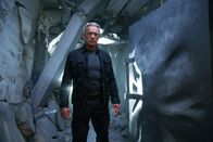 Terminator: Genisys – Der Terminator (Arnold Schwarzenegger) ist darauf programmiert, Sarah vor Gefahren zu beschützen. Knallhart setzt er sich in jedem Kampf durch ...