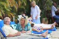 Death in Paradise – Jim (Philip Davis, l.) und Pam Chandler (Michele Dotrice, r.).
