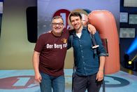 1, 2 oder 3 – Der ehemalige Profi-Skifahrer Felix Neureuther (r.) ist heute Studiogast bei "1, 2 oder 3" und kennt wichtige Fakten zu Lawinen. Er erklärt Elton (l.) unter anderem wie ein Airbag bei einer Lawine schützen kann.