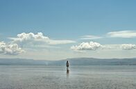 Das Neue Evangelium – Jesus (Yvan Sagnet) geht über das Wasser.