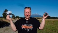 Verrückt nach Meer – Eva mit einem alten Foto und Liebesschloss vor dem Vulkan, Evas Großeltern lebten in Chile und Eva ist auf Spurensuche. Weiteres Bildmaterial finden Sie unter www.br-foto.de.