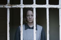 Babylon Berlin – Nach dem tödlichen Bombenattentat auf ihren früheren Arbeitgeber, Regierungsrat August Benda, erwartet Greta (Leonie Benesch) im Gefängnis das Urteil.