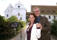 Mankells Wallander – Manfred Stjärne (Sven Nordin) und sein Claire (Annika Hallin) führen eine große Apfelplantage.