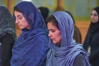 The Bay – Viele Verwandte wie Shazia Riaz (Zahra Ahmadi, l.) haben sich zur Trauerfeier eingefunden. Für die Mutter des Opfers Miriam Rahman (Rina Mahoney, r.) ist der Gedanke, dass der Mörder noch frei herumläuft, schwer zu ertragen.