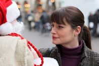 Wilsberg – Alex (Ina Paule Klink) stößt mit dem Weihnachtsmann (Bernhard Schütz) zusammen. Kein gutes Omen.