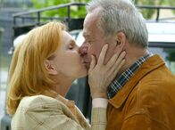 In aller Freundschaft – MDR Fernsehen IN ALLER FREUNDSCHAFT FOLGE 279, "Geschwisterliebe" Uhr. Die Beziehung zwischen Oberschwester Ingrid (Jutta Kammann) und Harry Vorndran (Dirk Galuba) wird immer intensiver. Harry hat sich ein paar Tage frei genommen, um Ingrid in Leipzig zu besuchen.