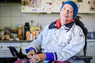 Reporter Spezial – Reporter Spezial – Donat auf Achse Von Asyl, Luxus und einem Leben im Rollstuhl Folge 2 Georgius lebt seit 40 Jahren mit Muskeldystrophie. 2026 Copyright: SRF/René Alfeld